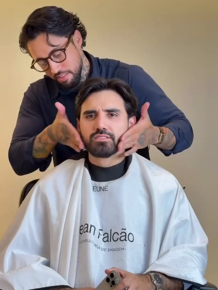 Acabamento de cabelo e barba após atendimento, visto em movimento