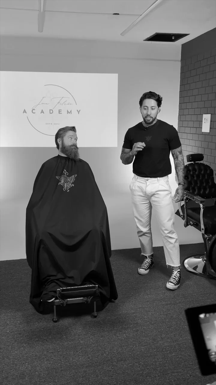 Jean demonstra uma técnica de corte em uma aula com modelo real