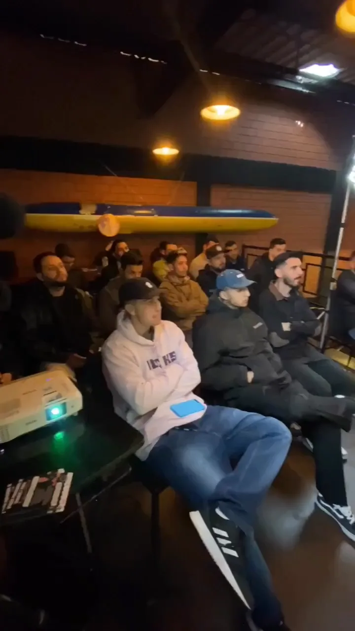 Jean conversa com profissionais durante um encontro de formação